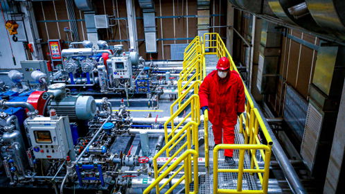 寒冬保供，他们坚守在石油一线——记新疆油田采油二厂员工的奉献与环保实践